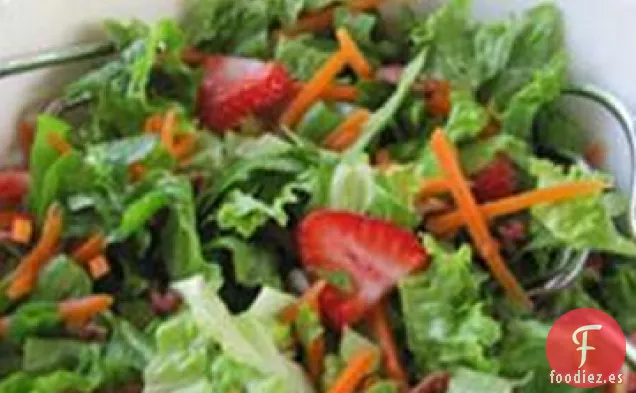 Ensalada romántica en un tazón