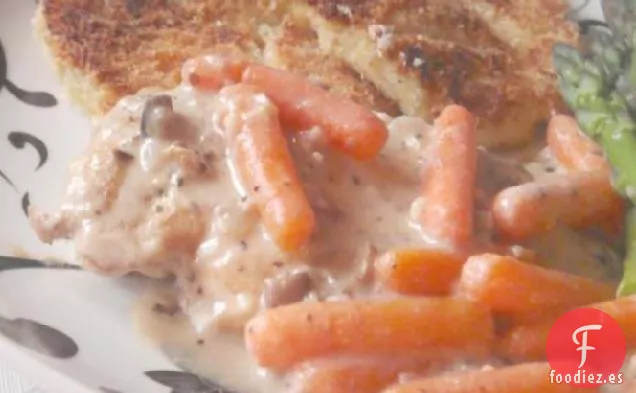 Cena de Pechuga de Pollo en Sartén Con Salsa Salada y Verduras