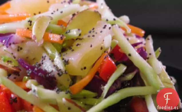 Ensalada de Pollo Con Vinagreta de Semilla de Amapola de Piña