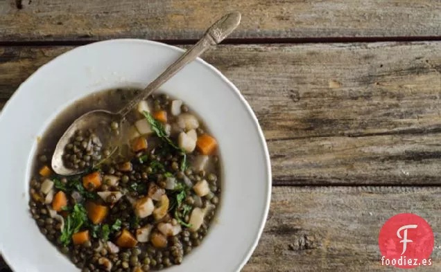 Estofado de Lentejas con Verduras de Invierno y Hojas de Mostaza