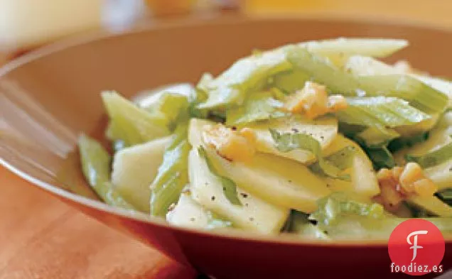Ensalada De Manzana Verde Y Apio Con Nueces Y Vinagreta De Mostaza