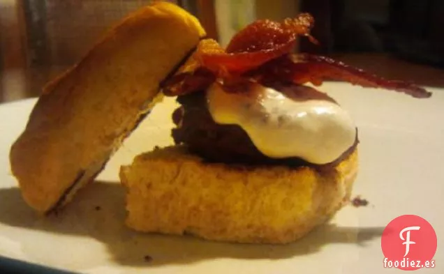 Sliders de Solomillo Con Tocino Crujiente y Mayonesa Cremosa de Rábano Picante