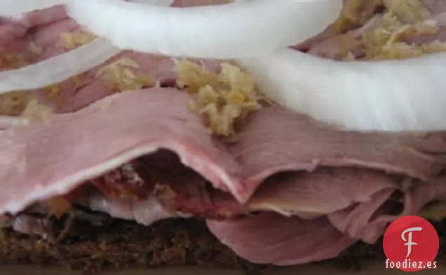 Sándwich Abierto de Carne Asada (Smørrebrød)