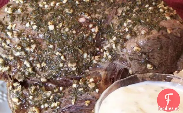 Asado de Punta De Solomillo Con Costra De Hierbas Con Salsa Cremosa de Rábano Picante y Cebollino
