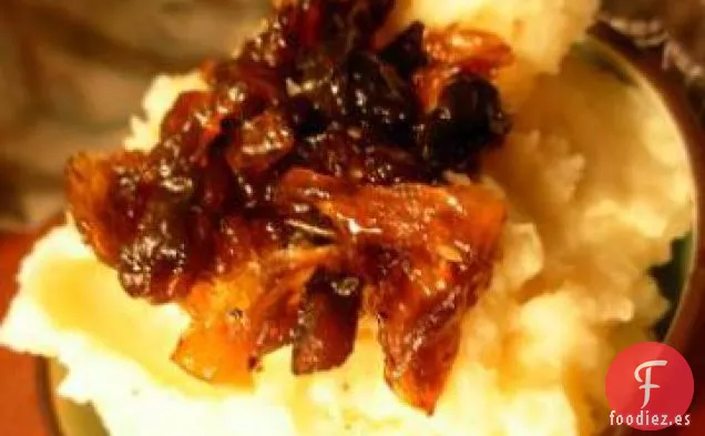 Puré De Patatas De Rábano Picante Con Cebollas Caramelizadas