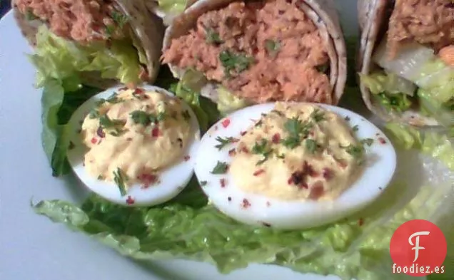 Huevos Rellenos de Tocino y Rábano Picante
