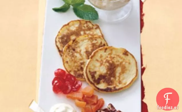 Blinis con Caviar de Tapioca, Frutas Confitadas, Nueces Tostadas y Crema Fresca