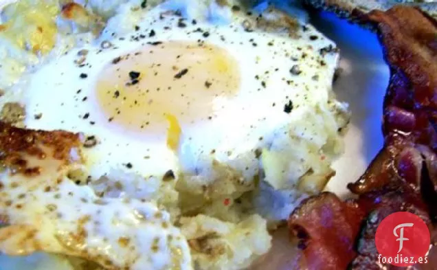 Huevos Horneados sobre una Cama de Patatas Con Tocino