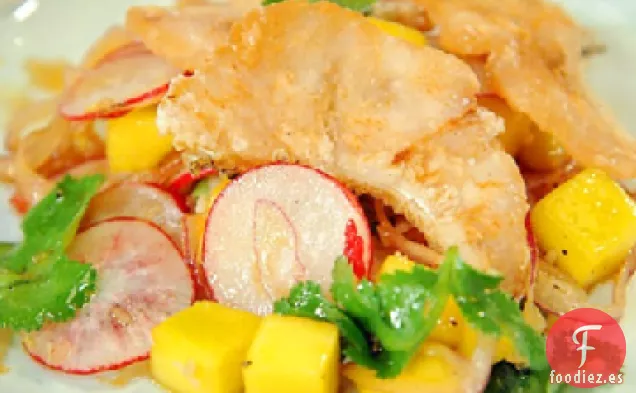 Ensalada Crujiente de Pescado con Cebolla Roja, Mango y Vinagreta de Soja y Lima