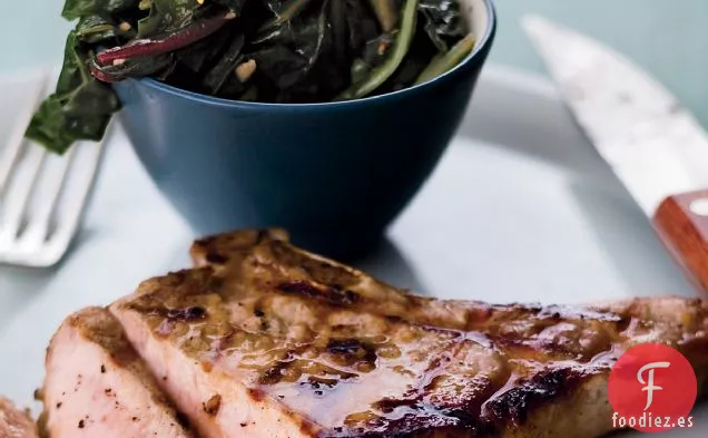 Chuletas de Cerdo a la Parrilla con Anchoas y Acelgas