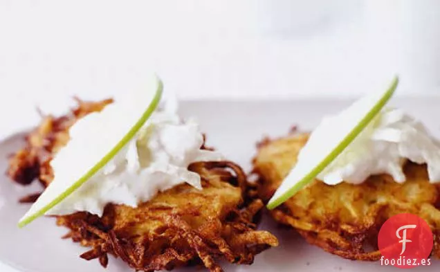 Tortitas de Raíz de Apio y Patata con Crema Agria de Manzana Verde
