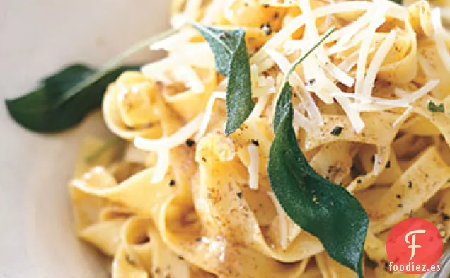 Fettuccine con Mantequilla Marrón y Salvia