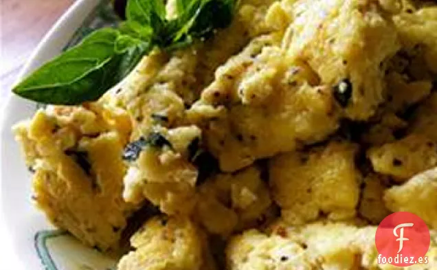 Huevos Revueltos con Queso Cremosos con Albahaca