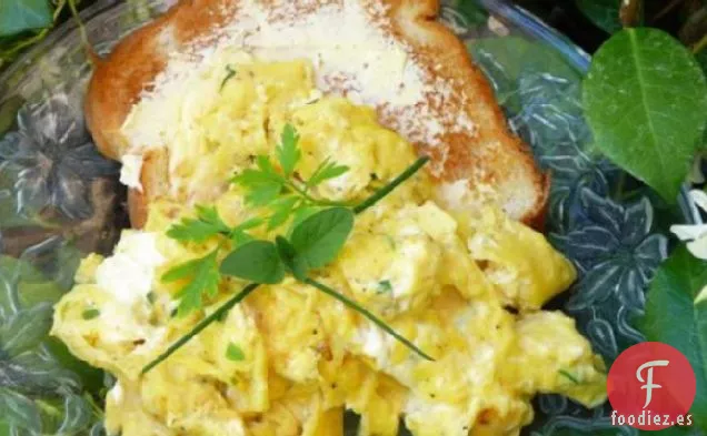 Huevos Revueltos con Queso Crema a Base de Hierbas