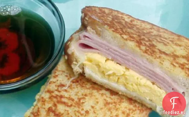 Sándwich De Desayuno Con Tostadas Francesas Con Jarabe De Arce Canadiense