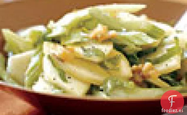 Ensalada de Manzana Verde y Apio con Nueces y Vinagreta de Mostaza