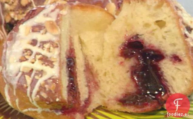 Buñuelos Rellenos de Mora del Noroeste del Pacífico con Ganache de Chocolate Blanco y Avellanas Tostadas