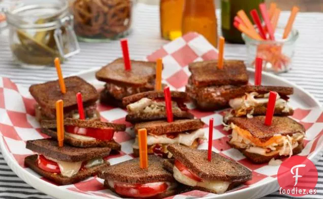 Mini Buffet de Sándwiches: Mini Queso a la Parrilla y Tomate, Mini Rachael y Mini Pastel Picante Derretido