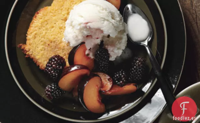 Pastel de Polenta de Naranja con Ciruelas con Aroma a Vainilla y Moras y Helado de Suero de Leche