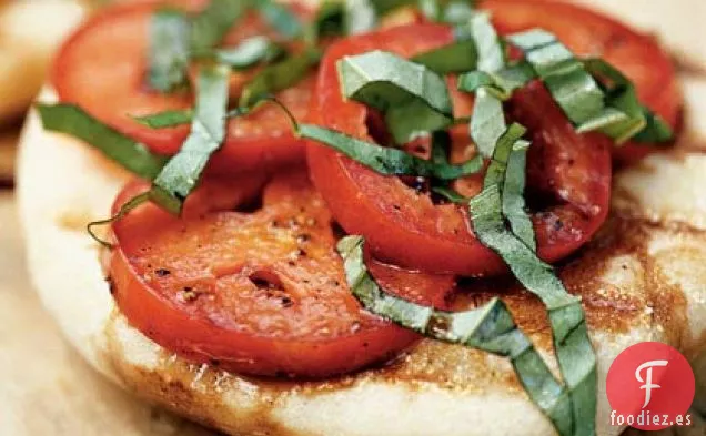Panes Planos a la Parrilla con Tomates y Albahaca