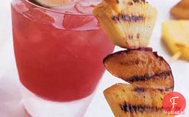 Brochetas de Fruta a la Parrilla con Salsa de Miel de Yogur Acuñado