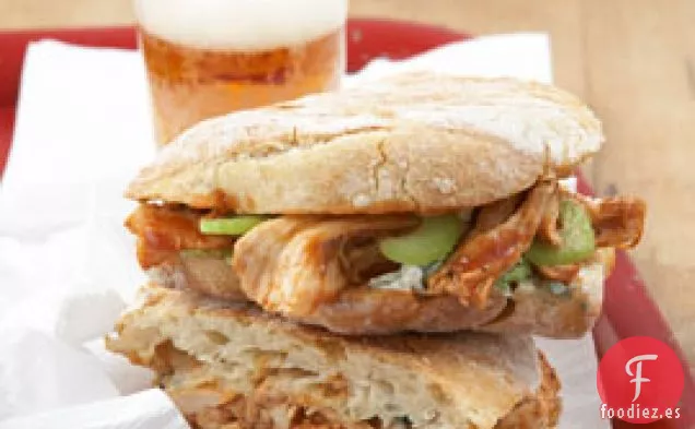 Panini De Pollo De Búfalo Con Queso Azul Y Apio