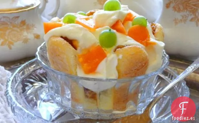 Postre En Capas De Grosella Espinosa De Albaricoque Con Crema De Mascarpone