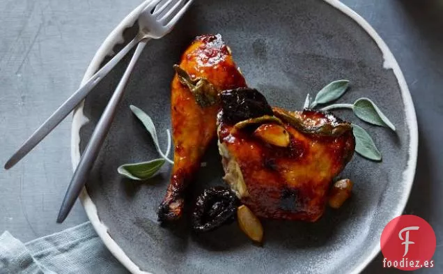 Pollo Glaseado de Albaricoque con Ciruelas Secas y Salvia