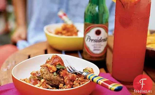 Mofongo Relleno de Pollo Guisado (Plátanos y Crujientes de Cerdo con Pollo Guisado)