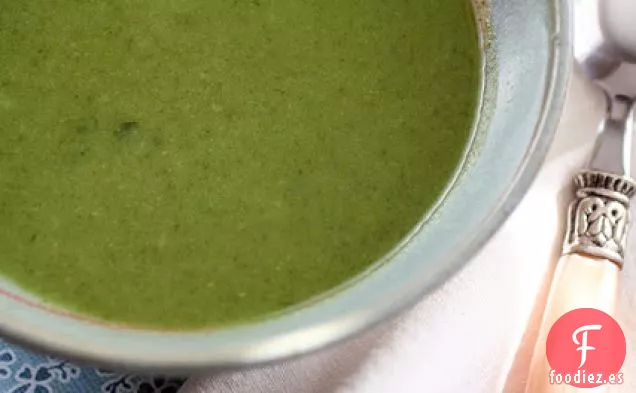 Receta De Sopa Verde Desintoxicante Con Brócoli, Espinacas Y Jengibre