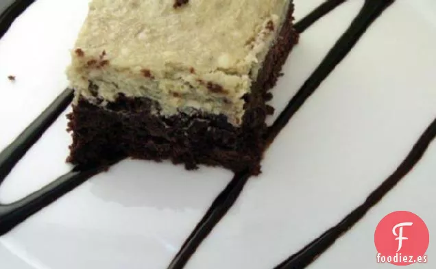 Barras de Pastel de Queso de Plátano con Fondo de Chocolate