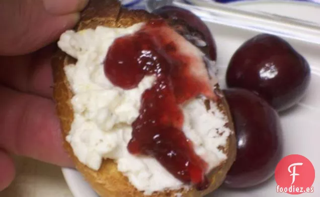 Queso de Cabra Triturado Con Pimienta y Mermelada de Cereza Negra