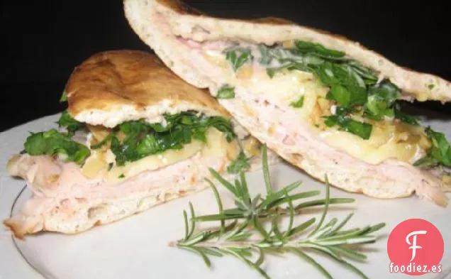 Sándwiches de Pita de Pavo Con Brie, Pacanas y Queso Casero