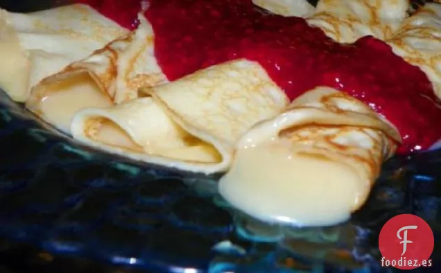 Crepes De Crema Francesa Con Salsa De Frambuesa