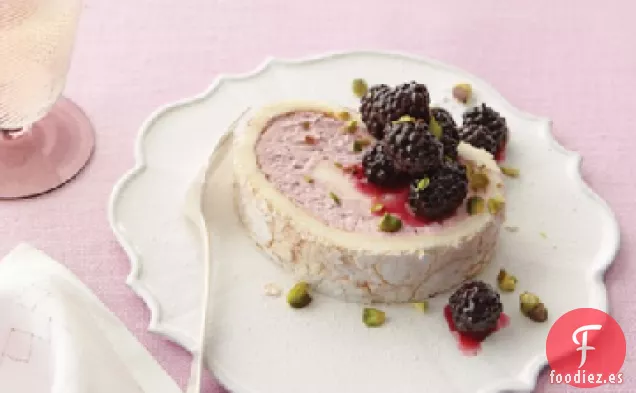 Pastel de Nube de Mora con Pistachos