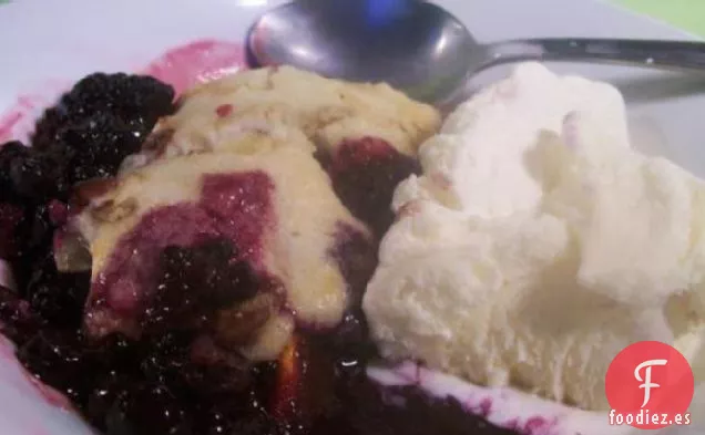 Pastel De Bayas Y Melocotón Con Almendras Azucaradas