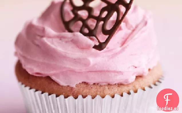 Cupcakes de Frambuesa con Crema de Mantequilla Rosa y Corazones de Chocolate de Encaje