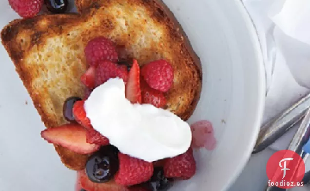 Brioche a la Parrilla con Fruta Caliente