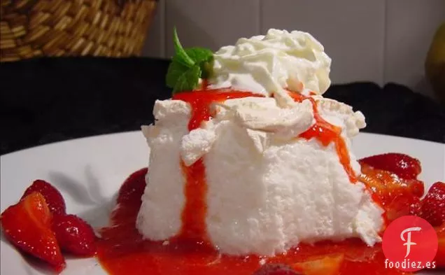 Torta De Merengue De Frambuesa (O Fresa) durante La Noche