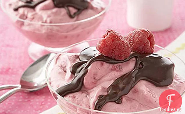 Mousse de Frambuesa con Salsa Rápida de Chocolate