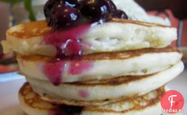 Tortitas De Crema Agria De Arándanos Con Salsa De Arándanos