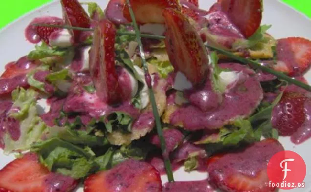 Ensalada de Fresa Silvestre con Patatas Fritas de Parmesano Tostadas con Pimienta y Bl