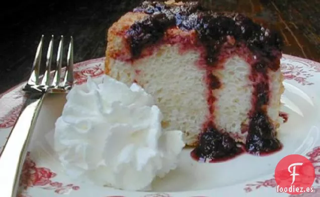 Pastel De Ángel De Limón Con Salsa De Arándanos