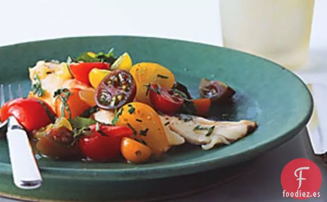 Pescado con Agua de Pepino y Tomate al Curry y Ensalada de Hierbas de Tomate