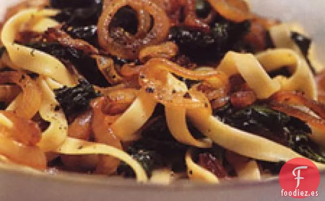 Pasta Con Cebollas Caramelizadas Y Verduras Amargas