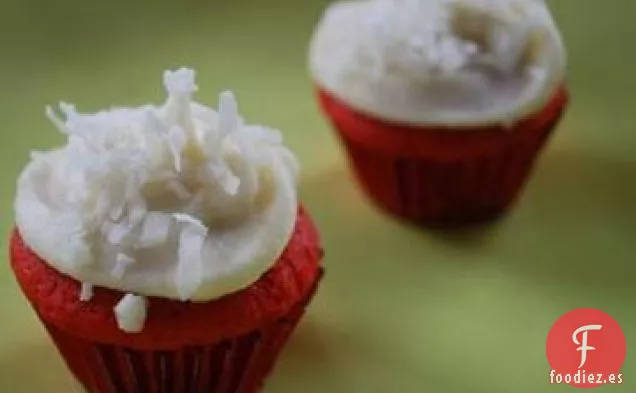 Cupcakes de Terciopelo Rojo con Glaseado de Coco y Queso Crema