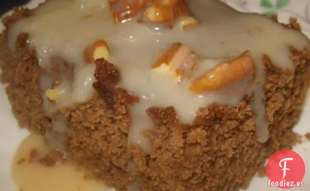 Pastel De Chocolate Alemán Con Salsa De Coco Y Nueces Pecanas