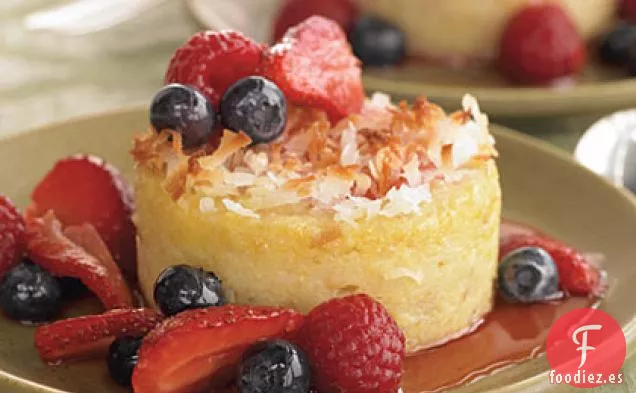 Pasteles de Polenta con Costra de Coco con Salsa Triple de Bayas