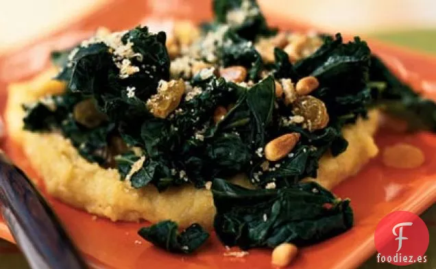 Verdes de estilo Siciliano sobre Polenta