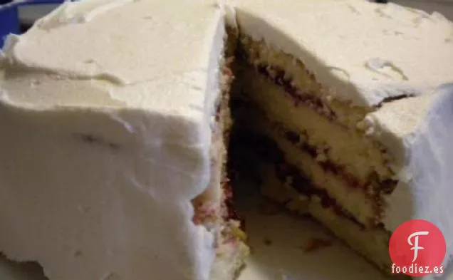 Pastel De Capas De Chocolate Blanco Con Relleno De Arándanos